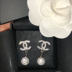 ❌ SOLD ❌ Beautiful Chanel earrings